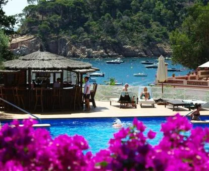 Zona exterior del hotel con preciosas vistas al mar.