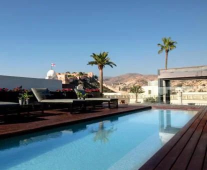 Agradable terraza con piscina, solarium y vistas de este acogedor hotel.