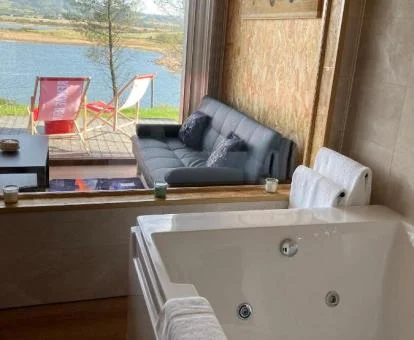 Interior de una de las preciosas suites con bañera de hidromasaje privada y vistas al mar del complejo.