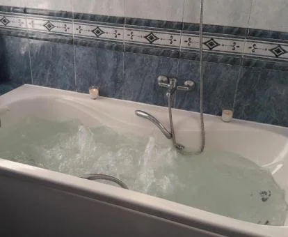 Bañera de hidromasaje en funcionamiento de este precioso apartamento.