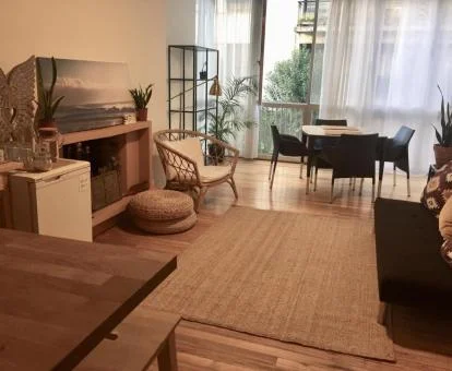 Salón compartido con chimenea de este acogedor alojamiento.