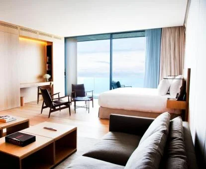 Una de las elagantes habitaciones con vistas al mar y zona de estar independiente del hotel.