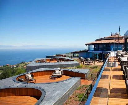 Zonas exteriores de este precioso hotel con vistas al mar.