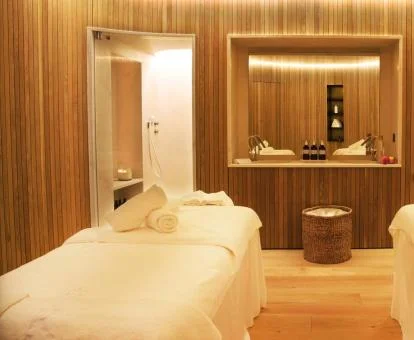 Sala para masajes y tratamientos del centro de bienestar del hotel.
