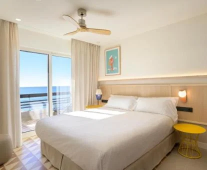 Una de las coquetas habitaciones con vistas al mar y balcón del hotel.
