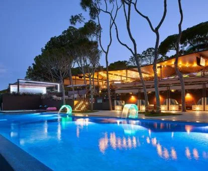 Preciosa piscina con chorros de cascada de este hotel con encanto.