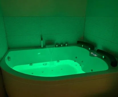 Bañera de hidromasaje privada de este coqueto loft ideal para parejas.