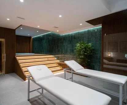 Zona de bienestar del hotel con piscina interior.