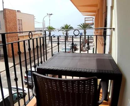 Terraza amueblada con vistas al mar de este hotel con encanto.