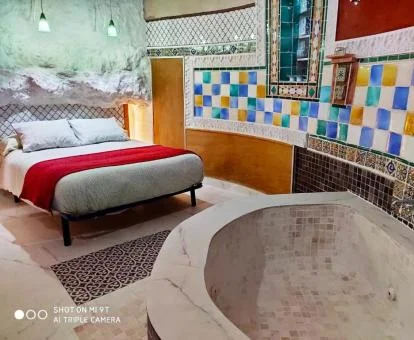 Uno de los coquetos alojamientos con bañera de hidromasaje privada de este establecimiento solo para adultos.