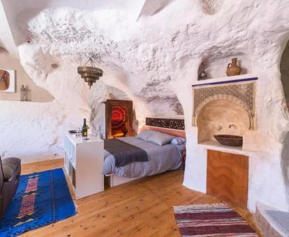 Una de las preciosas habitaciones cueva de estilo árabe de este hotel romántico.