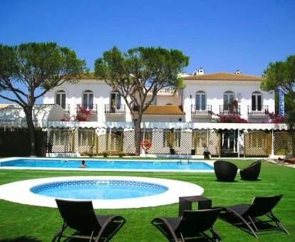 Edificio de este hotel rural con zona exterior y jardín con mobiliario.