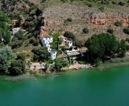 Vista aérea de este acogedor hotel rural a orillas del lago San Pedro.