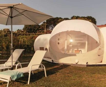 Una de las habitaciones burbuja de este coqueto tented camp ideal para disfrutarlo en pareja.