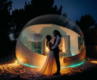 Preciosa burbuja con techo transparente de este establecimiento para parejas.