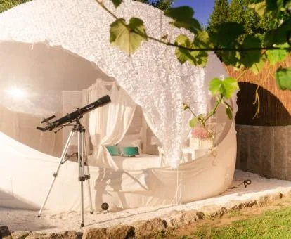 Una de las preciosas habitaciones burbuja con telescopio ideales para parejas.