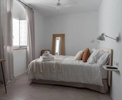 Una de las coquetas habitaciones de este establecimiento solo para adultos.