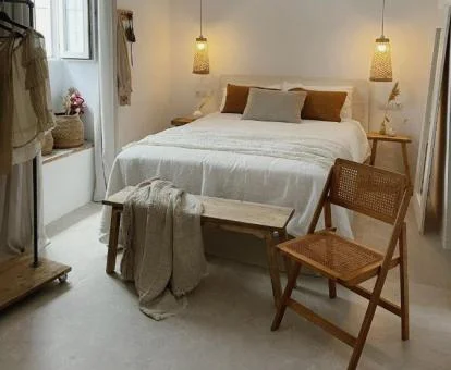 Una de las acogedoras habitaciones con tonos tierra de este moderno hotel boutique.