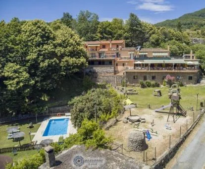 Hermoso establecimiento con piscina al aire libre rodeado de naturaleza.