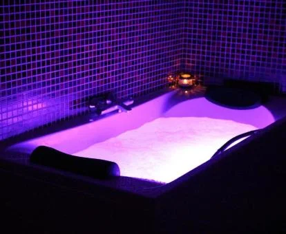 Jacuzzi privo del apartamento ático de este establecimiento.