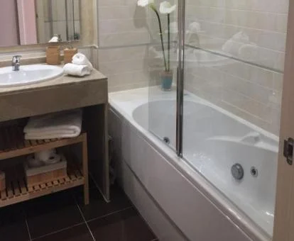 Baño con bañera de hidromasaje privada de este apartamento independiente.
