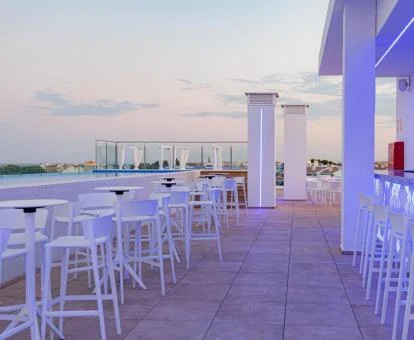 Agradable terraza con bar y piscina al aire libre del hotel.