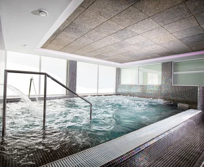 Piscina cubierta con hidroterapia del spa.