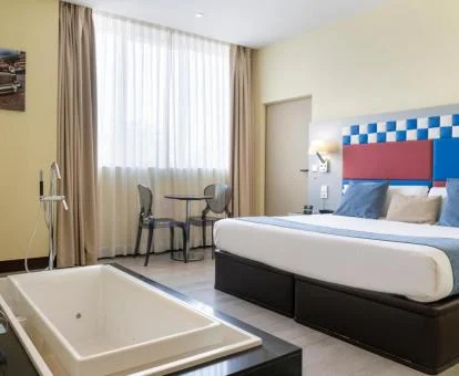 Una de las coquetas habitaciones con bañera de hidromasaje privada de este hotel boutique.