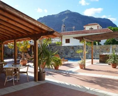 Zona exterior con mobiliario, piscina y vistas a las montañas de este alojamiento rural.