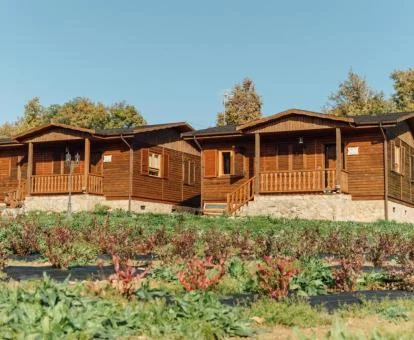 Coquetos bungalows de este establecimiento rural con zonas exteriores.