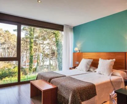 Una de las acogedoras habitaciones con hermosas vistas al jardín del hotel.