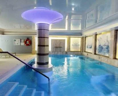 Zona de aguas del centro de bienestar del hotel.