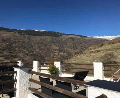Terraza solarium de este hotel solo para adultos con vistas a las montañas.