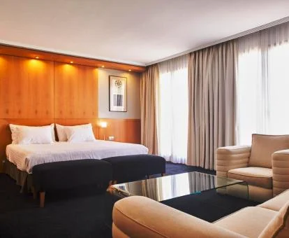 Una de las elegantes habitaciones con zona de estar del hotel.