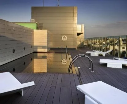 Terraza solarium con piscina y vistas de este hotel boutique.