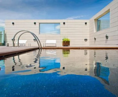 Fabulosa piscina exterior de este hotel con encanto.