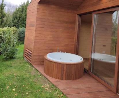 Amplio jacuzzi privado en el exterior del estudio deluxe del establecimiento.