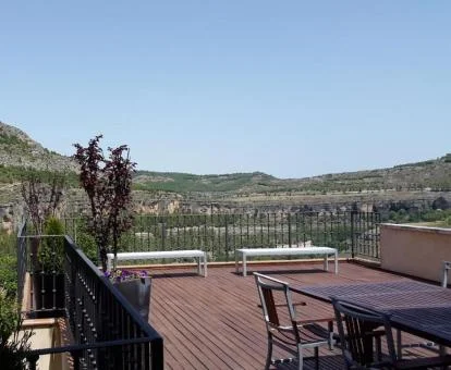 Amplia terraza con mobiliario y vistas a la naturaleza de este hotel boutique.