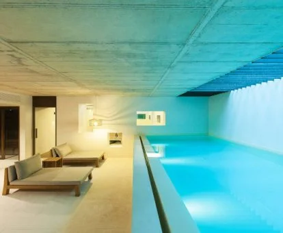 Piscina cubierta con zona de relajación de las instalaciones de spa del hotel.