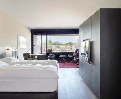 Una de las amplias habitaciones con grandes ventanales y vistas de este hotel boutique.