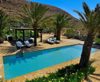 Preciosa zona exterior de este hotel romántico con piscina al aire libre rodeada de naturaleza.