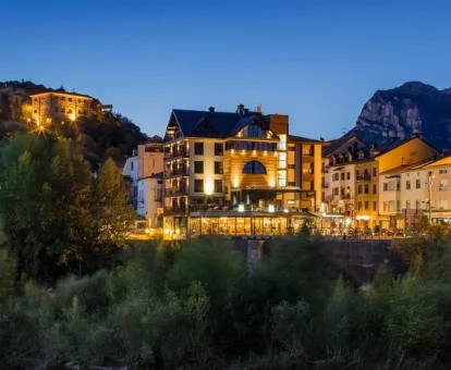 Fabuloso edificio de este hotel romántico en un bello pueblo de montaña.