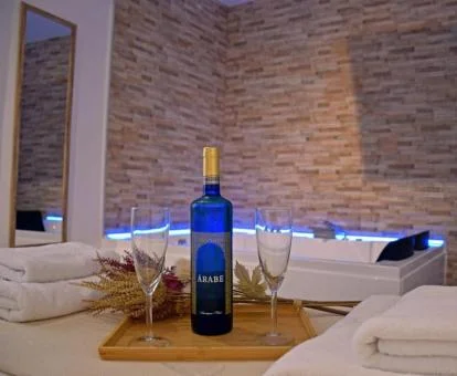 Acogedor espacio de bienestar privado con jacuzzi de uno de los apartamentos del alojamiento.