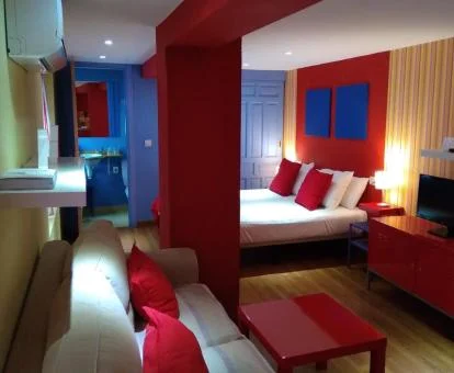 Una de las modernas y coloridas habitaciones con zona de estar del hotel.