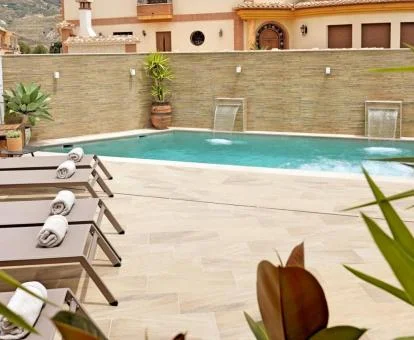 Piscina con chorros de hidroterapia al aire libre del hotel.
