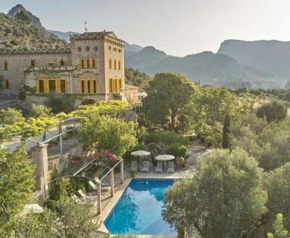 Hermoso agroturismo en medio de la naturaleza con zonas exteriores.