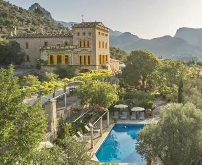 Espectacular hotel con encanto rodeado de un maravilloso paisaje natural.