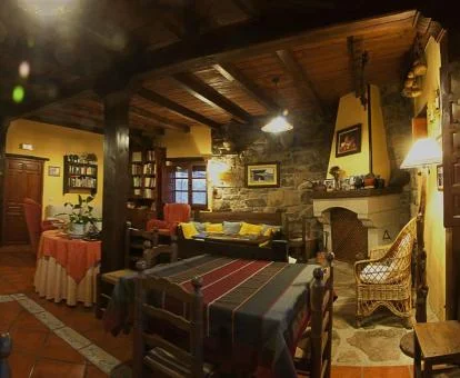 Agradable espacio de uso compartido de estilo rústico de este alojamiento rural.