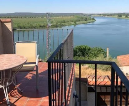 Terraza con mobiliario y vistas al entorno natural frente a esta acogedora casa rural.