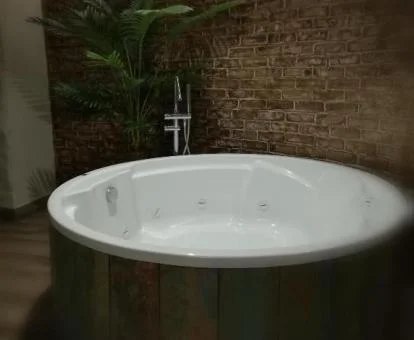 Amplio jacuzzi circular de este apartamento independiente ideal para parejas.